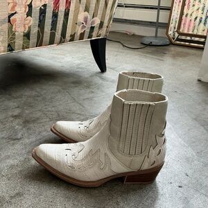 Matisse white cowboy ankle Booties